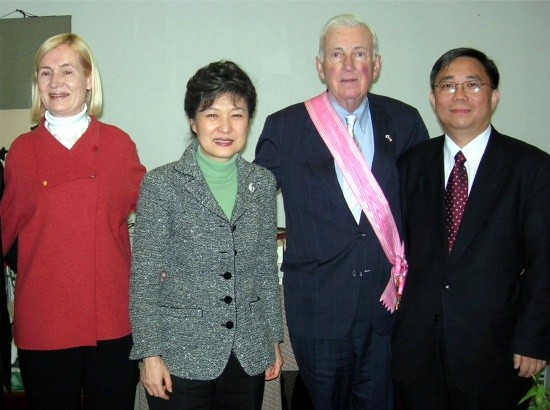 ▲ 박근혜 대통령(당시 한나라당 대표)은 2006년 3월 2일 국회를 방문한 ‘흥남철수의 영웅’ 로버트 러니 부부와 (사)월드피스자유연합 안재철 대표를 초청해 “우리 국민들을 구출해 주셔서 감사하다”는 인사를 전했다.  ⓒ 월드피스자유연합