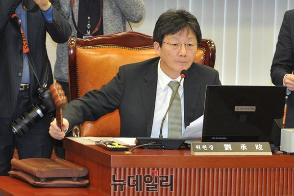 ▲ 국회 운영위원장인 새누리당 유승민 원내대표가 3일 국회 운영위 전체회의에서 정치개혁특별위원회(정개특위) 구성 결의안의 가결을 선언하고 있다. ⓒ뉴데일리 이종현 기자