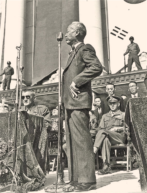 ▲ 사진 13: 중앙청에서 개최된 이승만 박사 환영행사