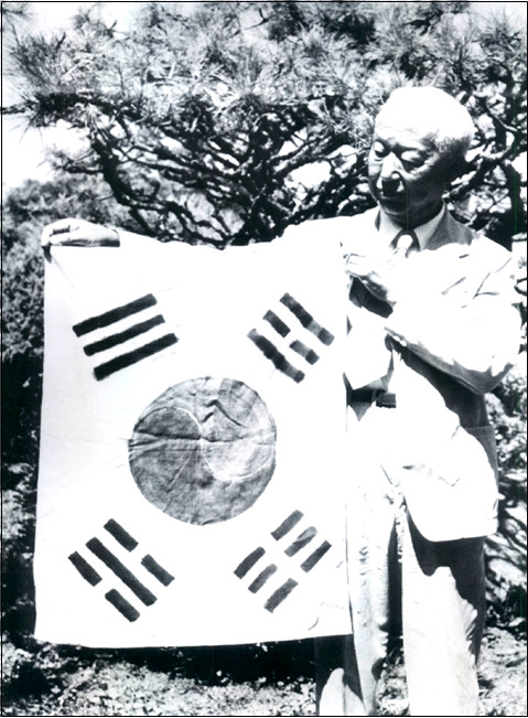 ▲ 사진 16. 공산군 남침전쟁(6.25) 피란지에서 이승만 대통령