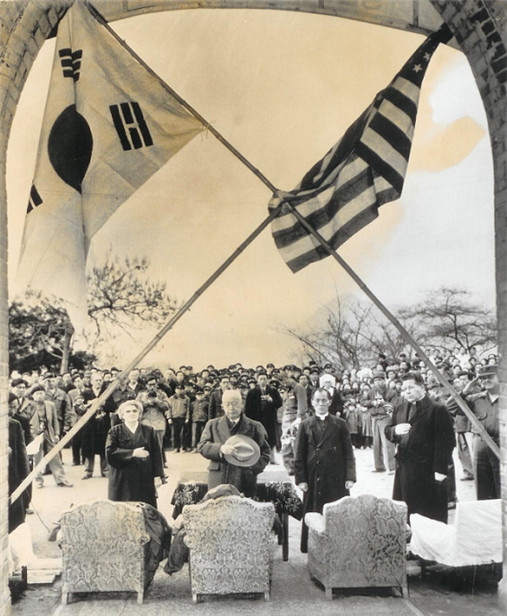▲ 사진 17: 미국이 제공한 구호물자에 감사를 표하는 이승만 대통령 내외