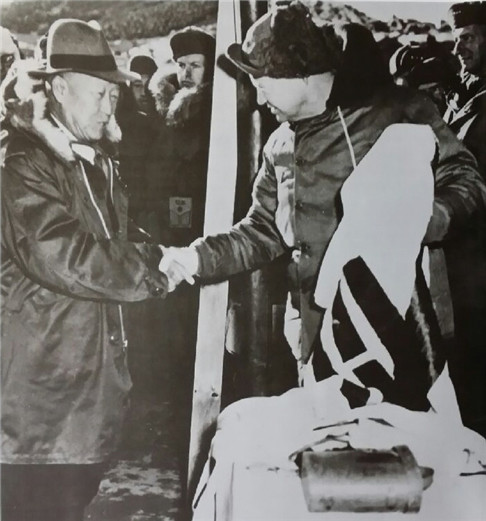 ▲ 사진 3: 아이젠하워 대통령에게 태극기를 선물하는 이승만 대통령