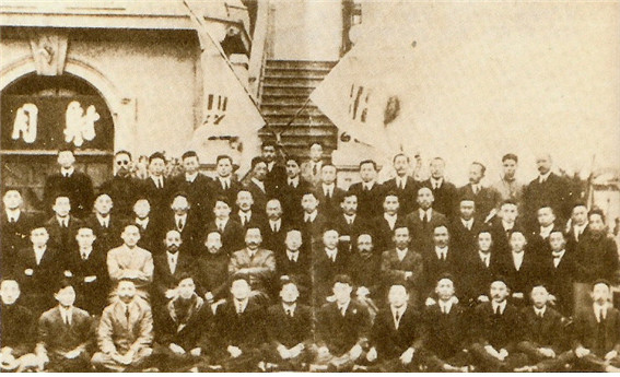 ▲ 사진 9: 이승만 대통령과 상하이 임시정부 요인들 (1921년)