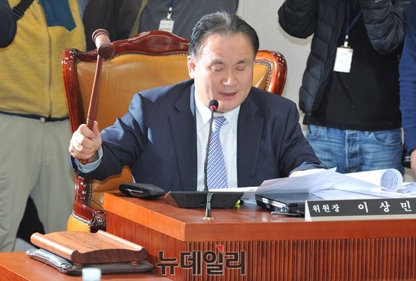▲ 이상민 법사위원장이 3일 오후 국회 법사위 전체회의에서 김영란법의 가결을 선언하고 있다. ⓒ뉴데일리 이종현 기자