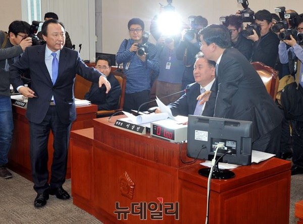 ▲ 홍일표 법사위 여당 간사(왼쪽 부터), 이상민 위원장, 전해철 야당 간사가 3일 국회 법제사법위원회 전체회의에서 관련 법안 처리를 논의하고 있다. ⓒ뉴데일리 이종현 기자