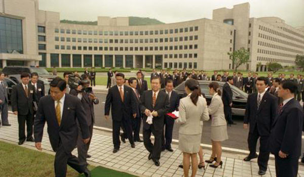 ▲ 1998년 5월 12일 이전한 국정원 청사를 찾은 김대중 당시 대통령. 몇 달 뒤 '대숙청'이 시작됐다. ⓒ정부 e영상역사관 캡쳐