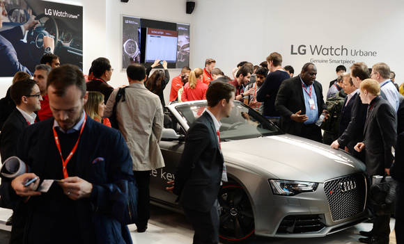 ▲ MWC 2015에 참석한 관람객들이 LG전자 부스에 전시된 아우디 차량을 관심있게 살펴보고 있다.  LG전자는 전시존에서 스마트워치로 아우디 자동차의 시동을 온·오프하고, 운전석 도어를 개폐하는 기술을 소개했다. ⓒLG전자