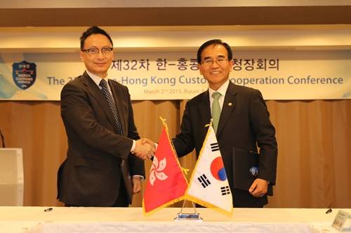 ▲ 김낙회 관세청장(右)과 클레멘트 청 홍콩 관세청장이 합의록을 교환하고 악수를 하고 있다. ⓒ관세청