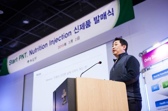 ▲ 지난 2일 녹십자 R&D센터에서 열린 영양주사 신제품 발매식에서 김상현 녹십자 웰빙사업부장이 웰빙사업부의 비전에 대해 설명하고 있다.ⓒ녹십자