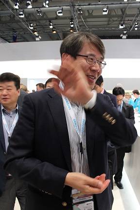 ▲ MWC2015 삼성전자 부스를 찾은 박동건 삼성디스플레이 사장 ⓒ김수경 기자