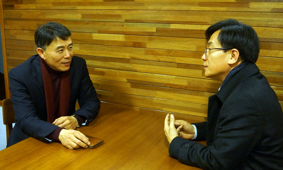 ▲ ▲ 지식재산허브 조성 방안을 토론하는 박연수 박사(왼쪽)과 박진하 건국산업 대표 ⓒ뉴데일리