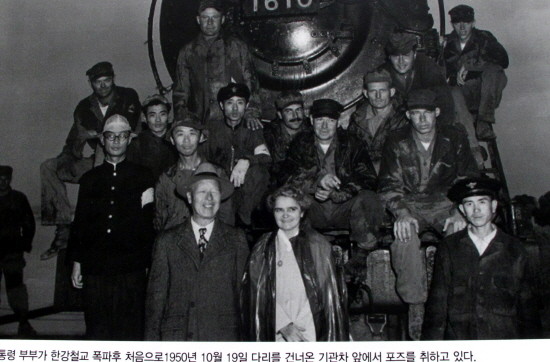 ▲ 초대 건국대통령 이승만은 제헌헌법에서 서구식 자유주의 시장경제를 명문화하고, 재산권보호 등 시장경제발전의 토대를 쌓았다. 미국으로부터 막대한 원조를 받아 공업화에 투자함으로써 한강의 기적을 창조하는 데 밑거름역할을 했다.