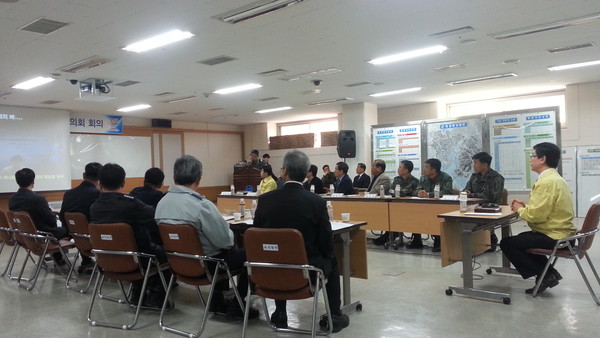 ▲ 송도근 통방협 의장과 위원들이 유사시 상황별 토론을 하고 있다