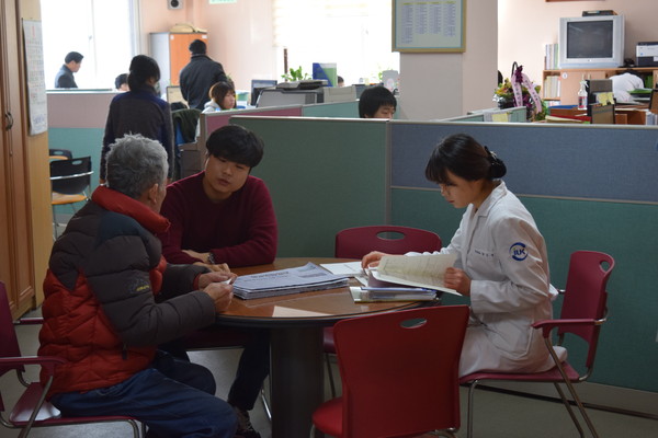 ▲ 간호대학 재학중인 학생이 보건소에서 현장실습을 하고 있다