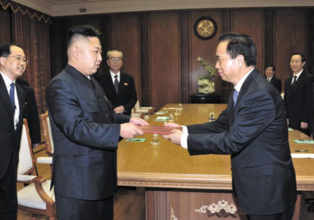 [시진핑 친서 받는 김정은] 북한 김정은이 지난 2012년 12월 30일 방북한 중국 공산당 대표단의 단장 리젠궈(李建國·오른쪽) 전국인민대표대회 상무위원회 부위원장으로부터 시진핑(習近平) 총서기의 친서를 전달받고 있다. ⓒ조선일보 DB/ 조선중앙통신