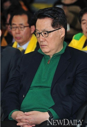 ▲ 2012년 대선 당일 '나라잃은 독립지사 표정'으로 앉아 있는 박지원 새민련 의원. ⓒ뉴데일리 DB