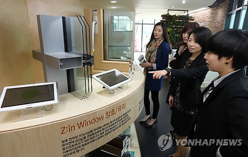 ▲ 에너지를 절약하는 에코하우스를 둘러보는 시민들.ⓒ연합뉴스