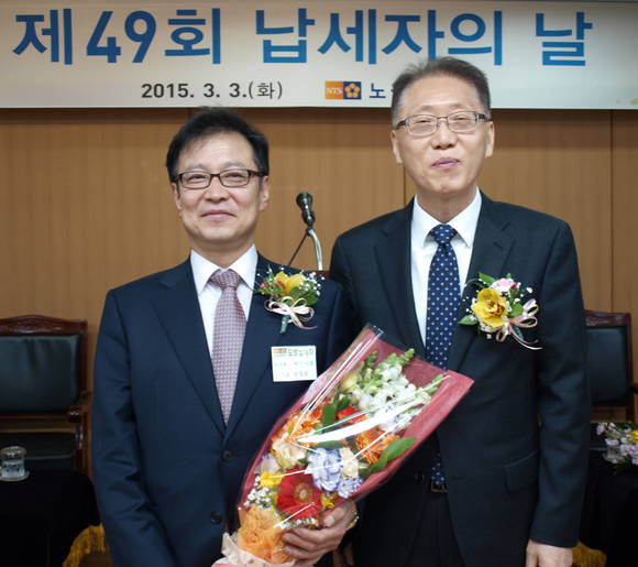 ▲ ㈜혜인식품 현철호 회장(좌)과 이유영 노원세무서장(우) ⓒ네네치킨