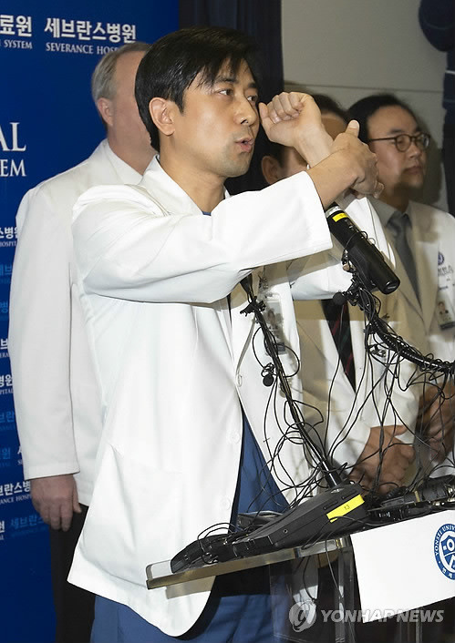 ▲ 5일 오후 서울 서대문구 세브란스병원에서 마크 리퍼트 주한 미국대사 수술 주치의인 최윤락 정형외과 교수가 수술 상황을 설명하고 있다. 리퍼트 미대사는 이날 오전 서울 세종문화회관에서 열린 민화협 주최 초청 강연에 참석했다가 괴한의 공격을 받았다.ⓒ 사진 연합뉴스