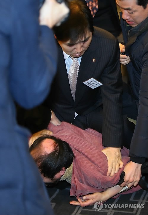 ▲ 테러범을 제압하는 장윤석 의원.ⓒ연합뉴스 제공