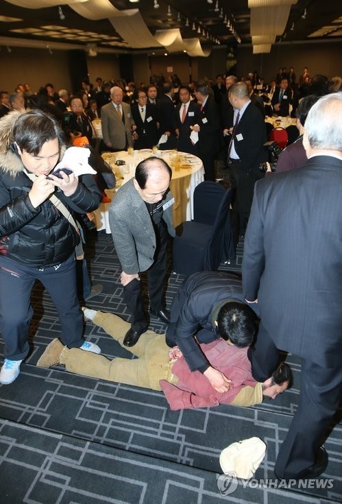 ▲ 제압당한 리퍼트 미 대사 습격 괴한 (서울=연합뉴스) 김주성 기자 = 5일 오전 서울 세종문화회관에서 열린 민화협 주최 초청 강연에서 마크 리퍼트 주한 미국대사를 습격한 용의자가 참석자들에 의해 제압당하고 있다.ⓒ 사진 연합뉴스