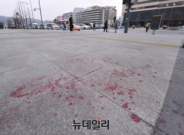 ▲ 마크 리퍼트 주한 미국 대사가 공격당한 뒤 피를 흘린 흔적이 세종문화회관 앞에 남아있다. ⓒ뉴데일리 정재훈 기자
