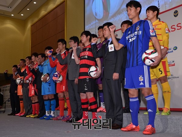 ▲ 5일 서울 그랜드힐튼 호텔에서 열린 K리그 클래식 개막 기자회견에 형형색색의 유니폼을 입은 12명의 선수와 수원 삼성 블루윙스의 서정원 감독을 제외한 11개 팀의 감독이 이날 현장을 찾았다.ⓒ뉴데일리 정상윤 사진기자