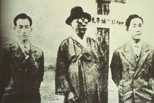 ▲ 김구(가운데) 일행은 한독당 당원들의 방북반대 데모에 막힌 경교장을 몰래 빠져나가 38선을 넘으며 기념 사진을 찍었다.