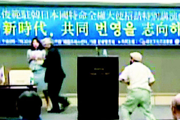 ▲ 2010년 7월 주한 日대사 이임식에서 콘크리트를 던지는 김기종. ⓒ당시 영상 유튜브 캡쳐