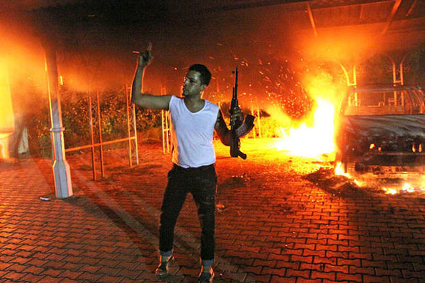 ▲ 2012년 9월 리비아 무장세력들은 美공관에 침입해 건물을 불태우고 美외교관들을 살해했다. 현장에서 포즈를 취하는 폭도. ⓒ美CBS 뉴스 보도화면 캡쳐