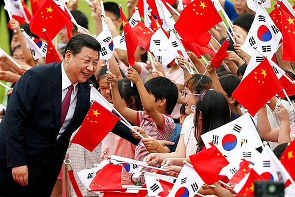 방한한 시진핑과 그를 반기는 한국 어린이들. 美일각에서는 한국을 '친중국가'로 보기도 한다. ⓒ英텔레그라프 보도화면 캡쳐
