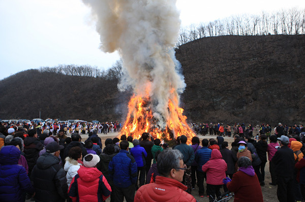 ▲ 의성군은 정월대보름을 맞아 읍내 남대천변 구봉공원 일대에서 1,000여명의 주민이 참여한 가운데 퓨전난타 등 풍성한 볼거리 공연이 펼쳐졌다.ⓒ의성군 제공