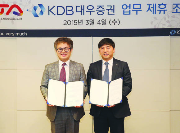▲ (왼쪽) 김정기 AT에셋 대표와 유동식 KDB대우증권 스마트금융본부장이 지난 4일 가진 업무 제휴 조인식에서 기념 촬영을 하고 있다. ⓒKDB대우증권