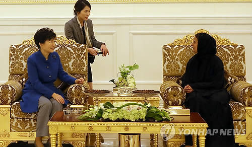 ▲ 박근혜 대통령이 4일 오후(현지시각) UAE 아부다비 왕실공항에 도착, 루브나 알-카시미 영예수행 장관의 영접을 받은 뒤 환담하고 있다. ⓒ연합