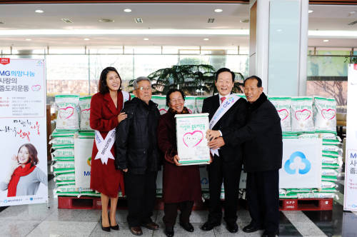 ▲ 신종백 새마을금고중앙회장(오른쪽 두번째)와 새마을금고 광고모델 유호정씨(왼쪽 첫번째)가 좀도리운동으로 모금한 쌀을 전달했다. ⓒ 새마을금고중앙회 제공