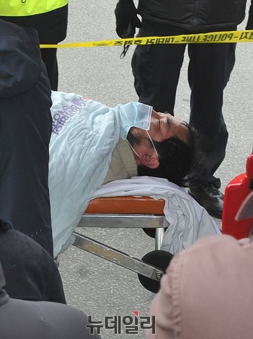 마크 리퍼트 주한미국대사 테러범 김기종이 5일 오후 적십자병원에 골절된 다리를 치료 후 종로경찰서로 돌아오고 있다. ⓒ뉴데일리 이종현 기자