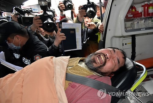 마크 리퍼트 주한 미국대사를 습격한 김기종씨가 5일 오전 서울 종로경찰서에서 들것에 누운 채 병원으로 이송되고 있다.  ⓒ 연합뉴스