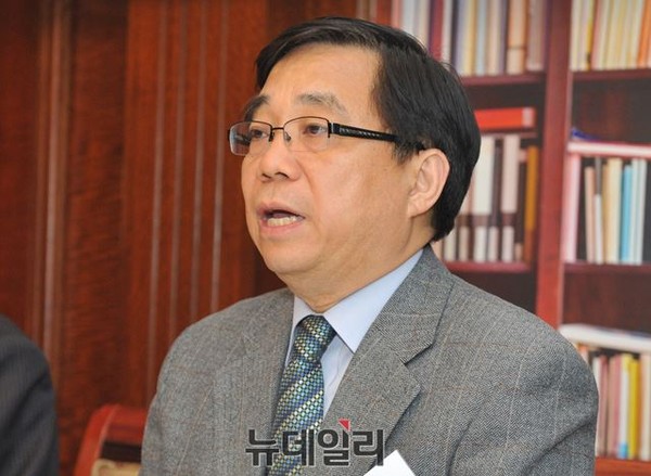 ▲ 마크 리퍼트 주한 미국대사를 습격한 김기종씨가 5일 오전 서울 종로경찰서에서 들것에 누운 채 병원으로 이송되고 있다.  ⓒ 연합뉴스