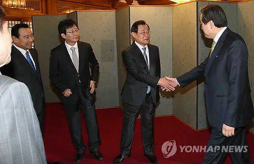 ▲ 새누리당 김무성 대표가 6일 오전 서울 삼청동 총리공관에서 열린 첫 고위당정청 회의에서 청와대 이병기 비서실장과 인사하고 있다. 왼쪽부터 이완구 국무총리, 유승민 원내대표, 이병기 비서실장, 김무성 대표. ⓒ연합뉴스 DB