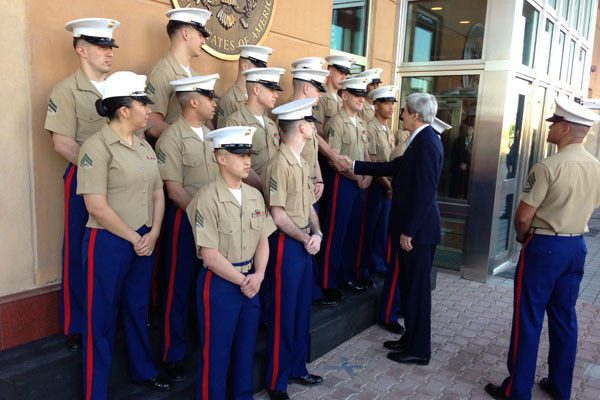▲ 이라크 바그다드의 美대사관을 찾은 존 케리 美국무장관이 경비를 맡고 있는 해병대 경비연대 분견대 대원과 악수를 나누고 있다. 美해병대는 '경비연대' 병력들로 세계 각국 대사관을 지키고 있다. ⓒ위키피디아 공개사진