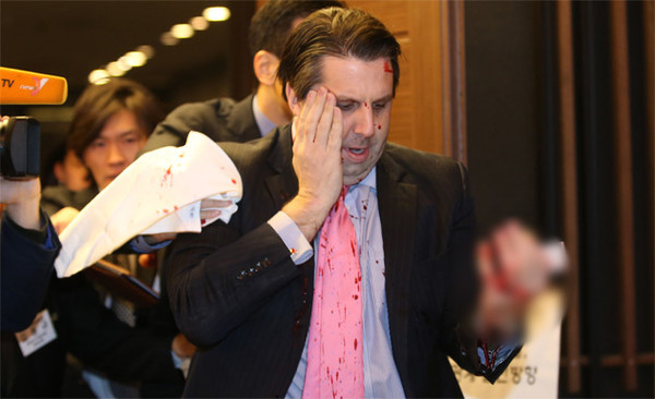 ▲ 칼에 찔려 피를 흘리는 마크 리퍼트 주한 미국대사.ⓒ연합뉴스