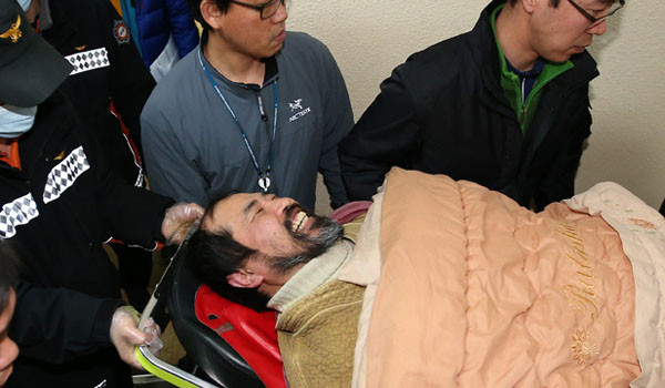 ▲ 테러범을 체포한 것인지 모시는 것인지 알 수 없는 대한민국 경찰. 이불까지 덮어준 테러범이 구호를 외치는 데도 제지조차 않고 있다. 광화문에서 떼촛불의 위세에 그동안 눌려 주눅이 든 탓일게다.ⓒSBS화면 캡쳐