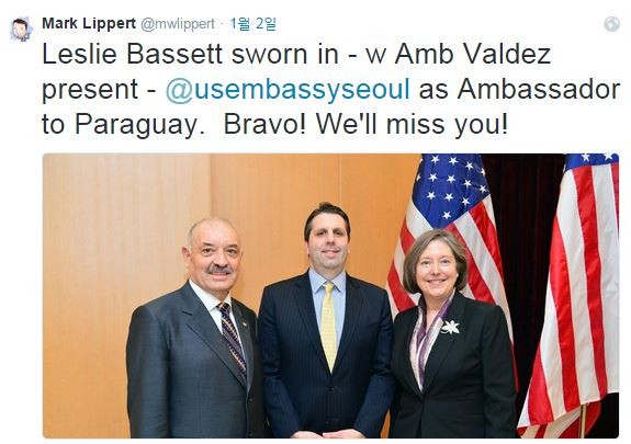 마크 리퍼트 주한미국 대사(가운데)가 지난 1월 2일 레슬리 바셋(Leslie A. Bassett) 부대사(오른쪽)의 환송회를 한 뒤 기념사진을 찍은 모습.ⓒ리퍼트 대사 트위터
