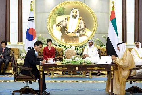 ▲ 김낙회 관세청장과  알부스타니 UAE 관세청장이 박근혜 대통령과 모하메드 UAE 왕세제의 임석하에 세관상호지원협정을 체결하고 있다. ⓒ관세청