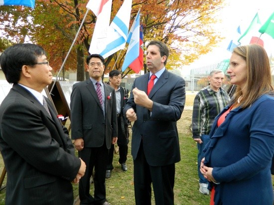 ▲ 2011년 5월 1일 버락 오바마 미국 대통령이 백악관 상황실에서 조 바이든 부통령, 마셜 웹 연합특수전사령부 부사령관, 데니스 맥도너 국가안보 부보좌관, 힐러리 클린턴 국무장관, 로버트 게이츠 국방장관과 함께 미군 특수부대 네이비실 특수요원들이 9.11 테러공격을 자행한 알카에다 테러조직의 최고지도자였던 오사바 빈 라덴을 사살하는 모습을 지켜보고 있다.  ⓒ 연합뉴스