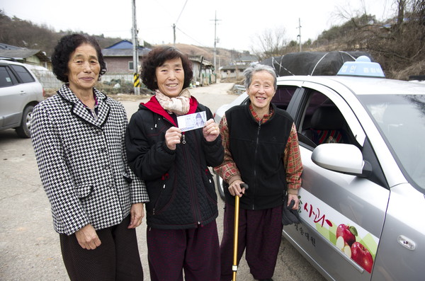▲ 청송군이 ‘ 천원택시’ 운행으로 오지마을 주민의 교통 불편 해소에 나서고 있다.ⓒ청송군 제공