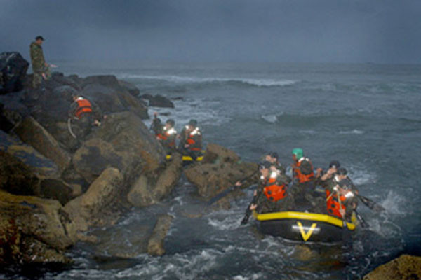 ▲ 네이비실이 되기 위해 가장 먼저 받아야 하는 기초교육 'BUD/S' 과정 중 IBS 교육. 교육생들은 살기 위해서라도 풍랑이 몰아치는 바다에서 고무보트를 타고 노를 저어야 한다. ⓒ美해군 공식사진