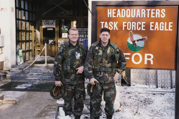 ▲ 1990년대까지 '국가정보지원팀(NIST)'에서 근무했던 제임스 L.로스 대위가 당시 '독수리 특임대(TF Eagle)' 본부 앞에서 찍은 사진. 미군 정보부대 요원들은 전투기술은 기본이고, 여기에 더해 정보관련 기술을 익힌다. ⓒ美CIA 아카이브