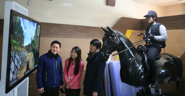 ▲ 경북도가 추진중인 특화산업 로봇융합’ 사업이 큰 성과를 내고 있다. 사진은 영천 삼밭골레저타운과 상주승마장에 설치돼 운영중인 승마로봇에 일반인이 시승해 체험하고 있는 모습이다.ⓒ경북도 제공