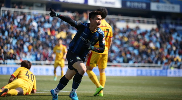 ▲ 개막식 첫골을 기록한 인천유나이티드 김도혁.ⓒ한국프로축구연맹